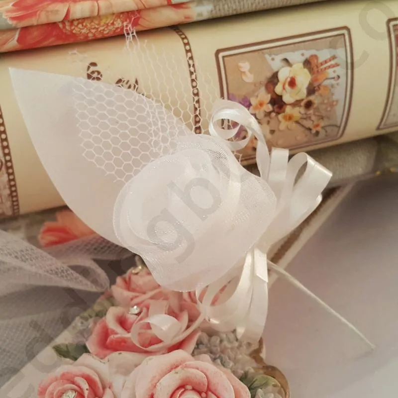 Сватбени бутониери в бяло, модел B034